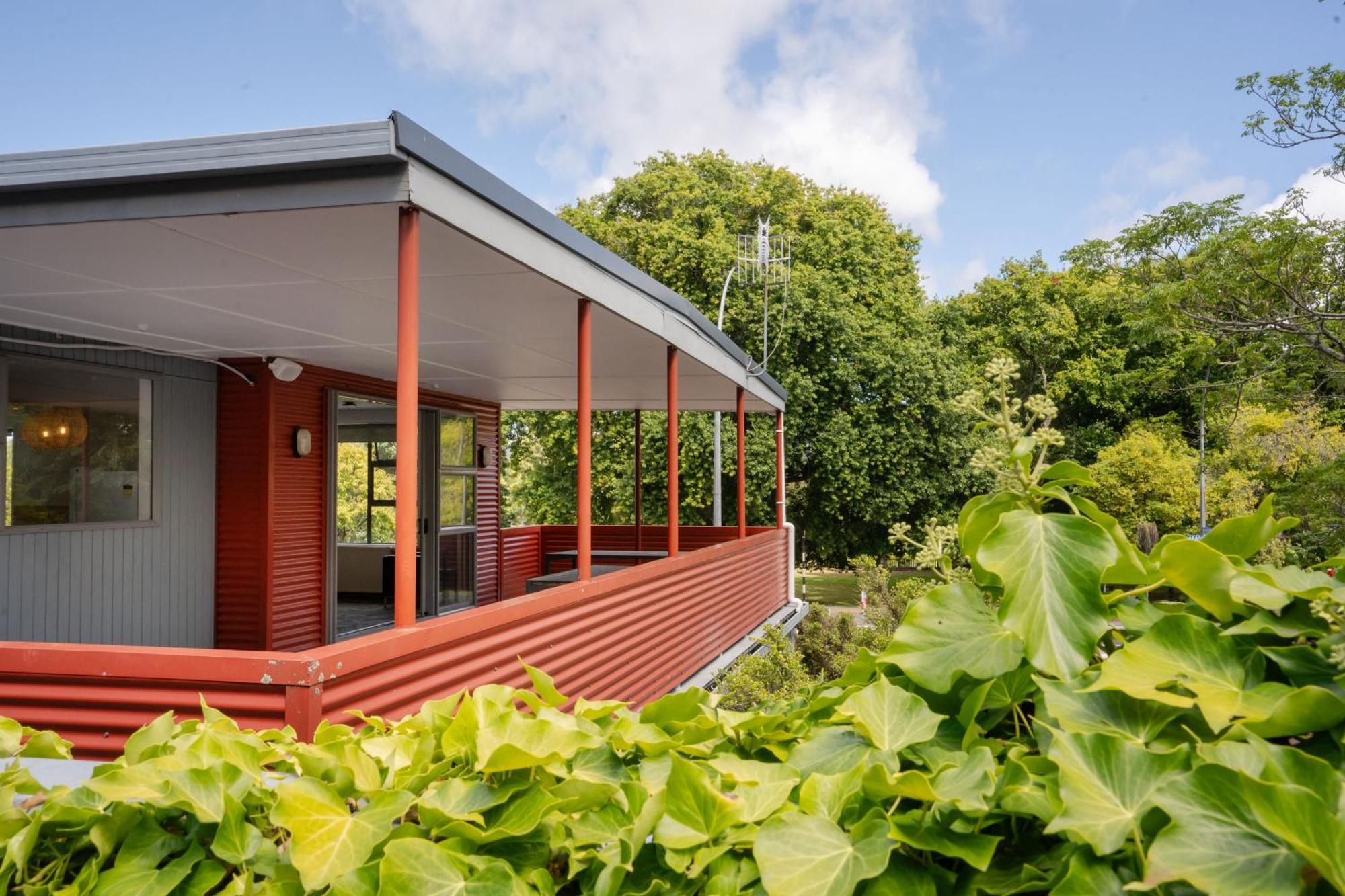 Haka House Rotorua Hostel Exterior photo The exterior of the house