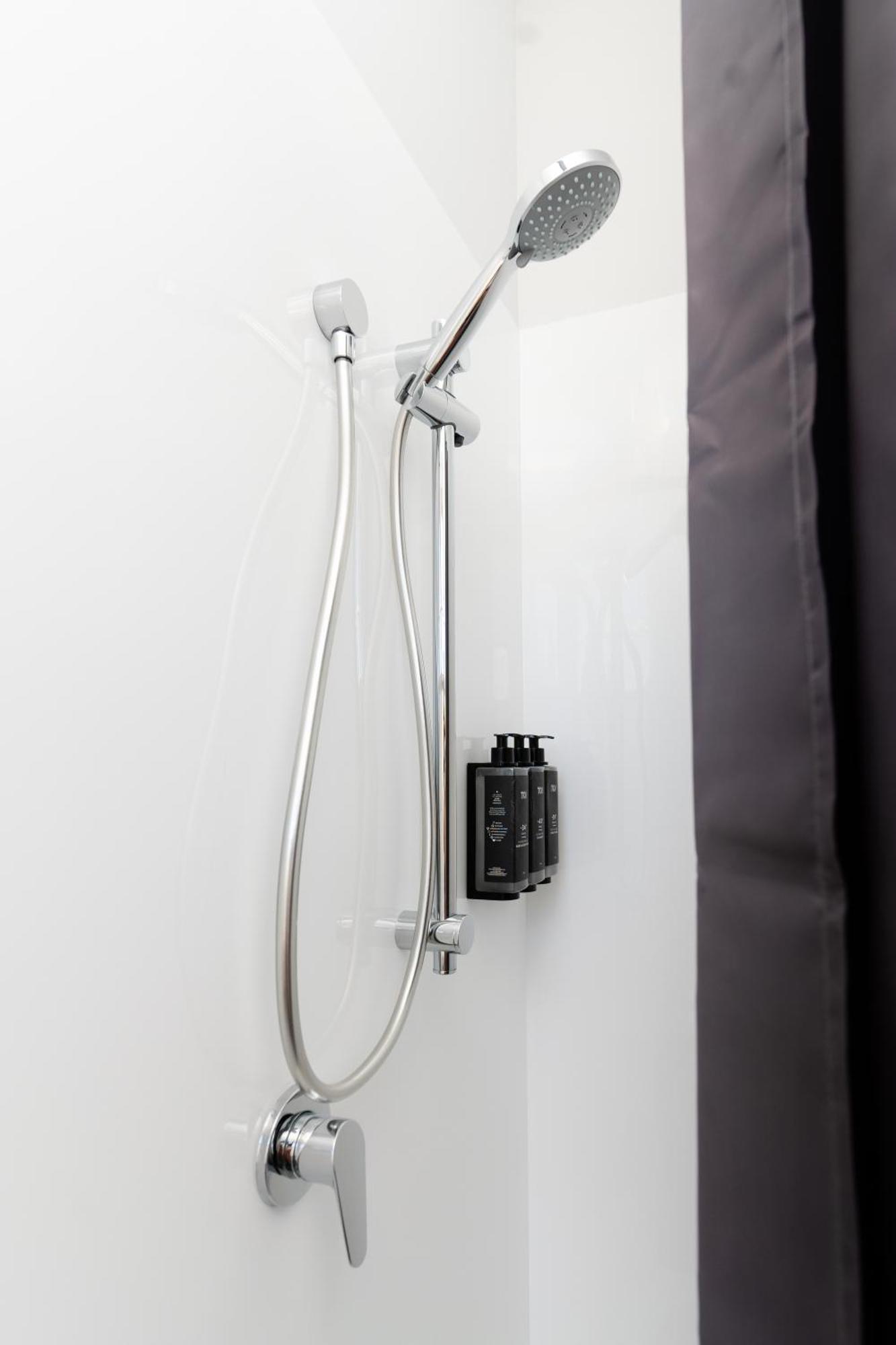 Haka House Rotorua Hostel Room photo Shower rail